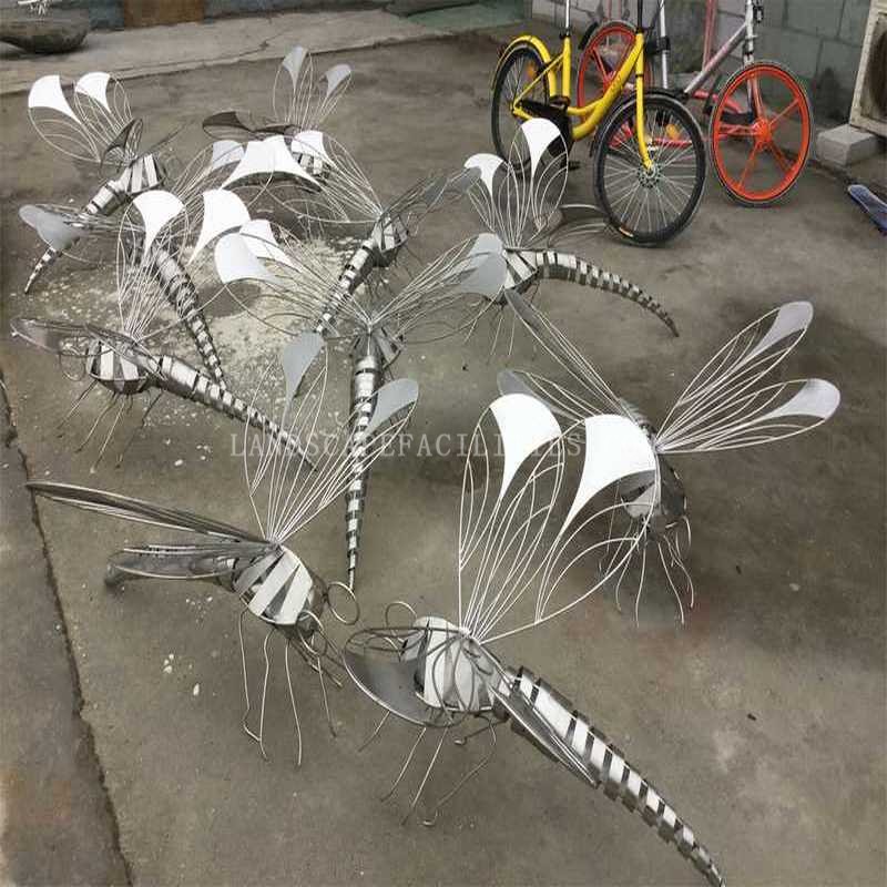 How are stainless steel sculptures used in educational settings?(pic1)